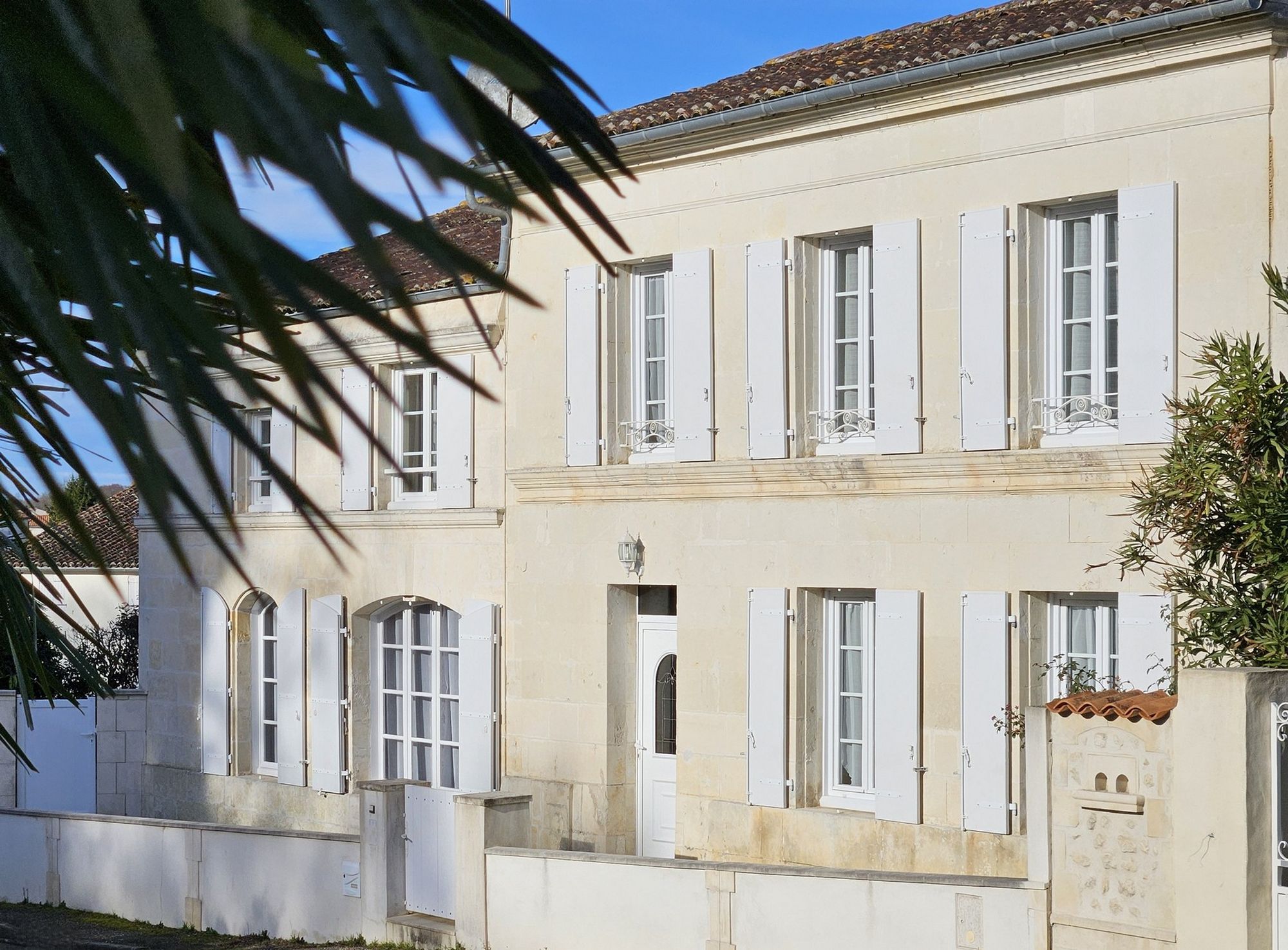 Une demeure en pierre en cœur de village
