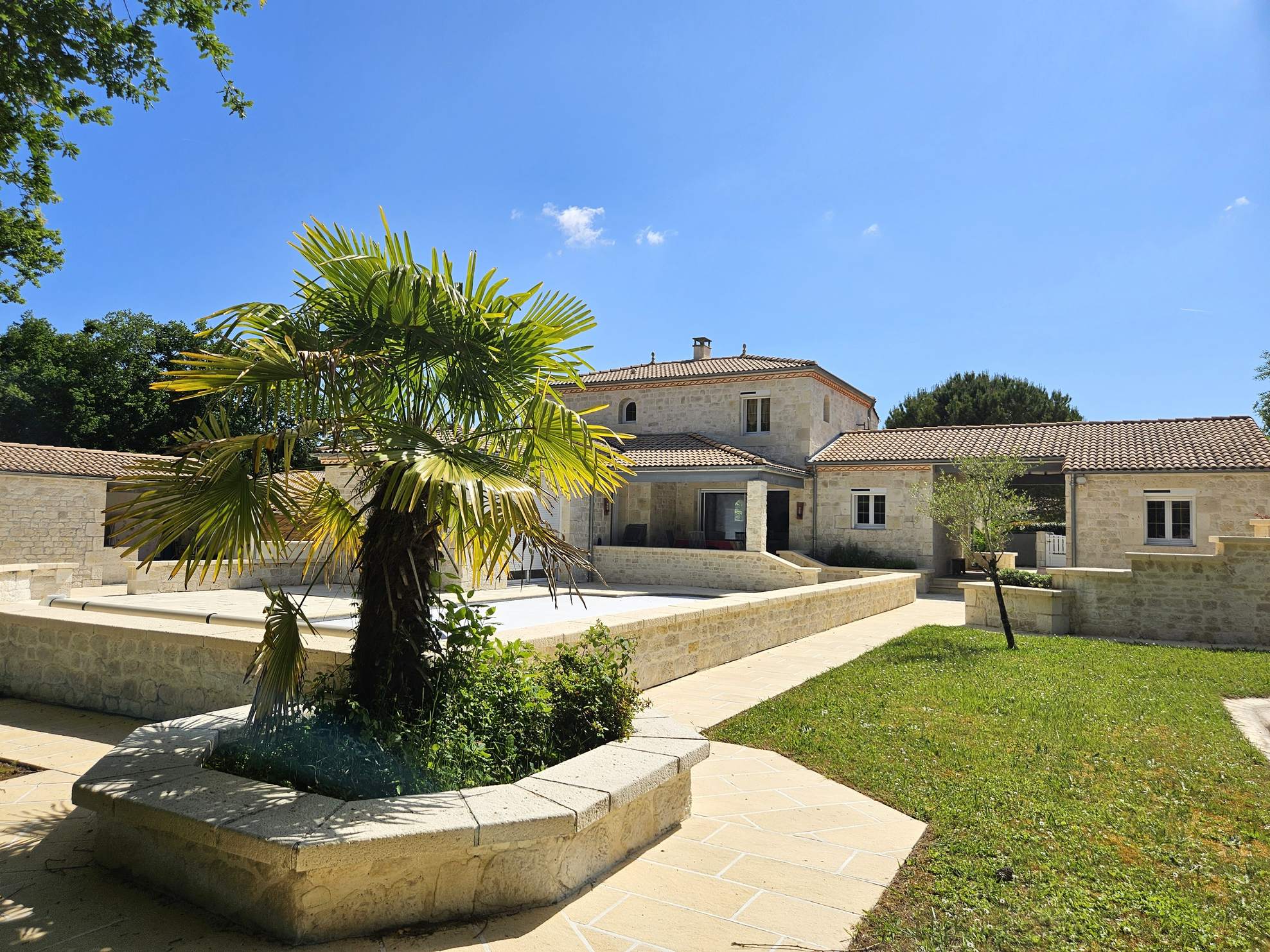 Maison de charme avec dépendance et piscine