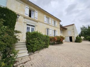 Vaste demeure avec piscine à 10 minutes de Saintes