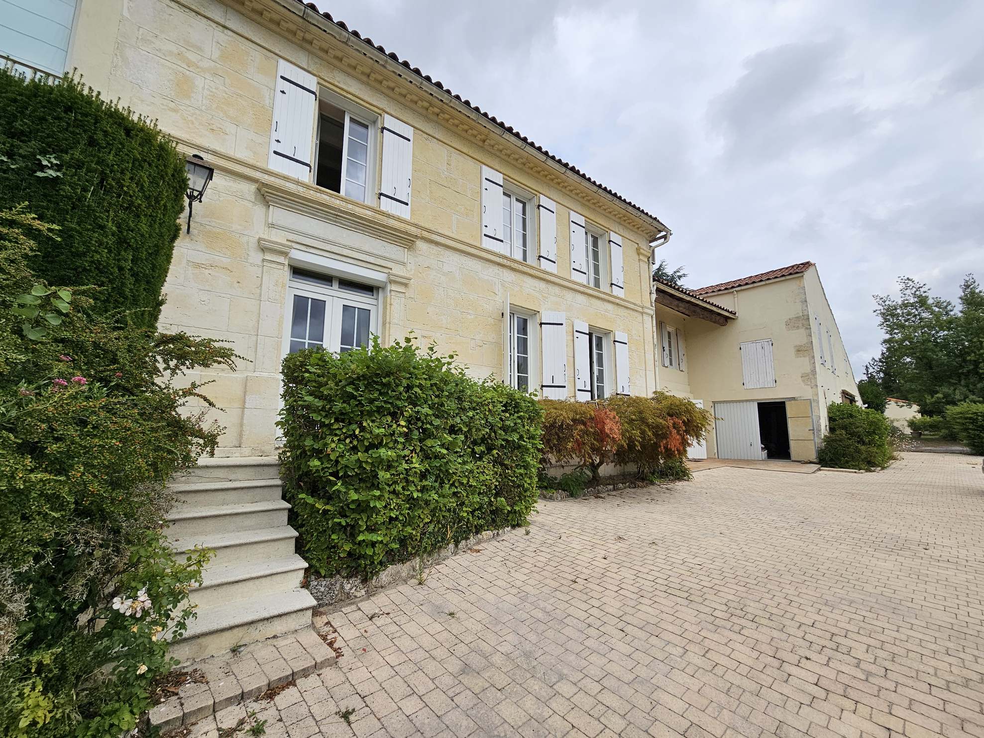 Vaste demeure avec piscine à 10 minutes de Saintes